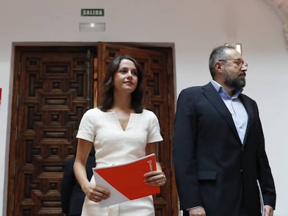 La líder de Ciudadanos en Cataluña, Inés Arrimadas, y el portavoz parlamentario, Juan Carlos Girauta, en la oficina del Defensor del Pueblo / En vídeo, declaraciones de Inés Arrimadas, líder de Ciudadanos en Cataluña