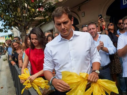 Albert Rivera e Inés Arrimadas retiran lazos amarillos en Alella. EFE