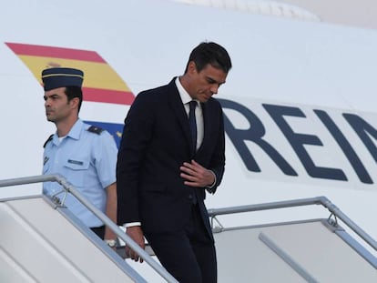 El presidente Pedro Sánchez, bajando del avión oficial en el que ha viajado a Latinoamérica.