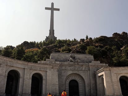 Visitantes al Valle de los Caídos, este sábado. En vídeo: Verdades y mitos históricos del Valle de los Caídos.