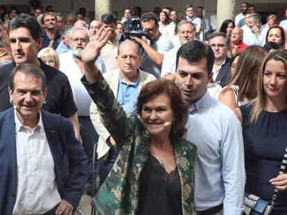 La vicepresidenta del Gobierno, Carmen Calvo, en un acto de los socialistas gallegos en Santiago / En vídeo, el conflicto catalán en el punto de mira del Gobierno