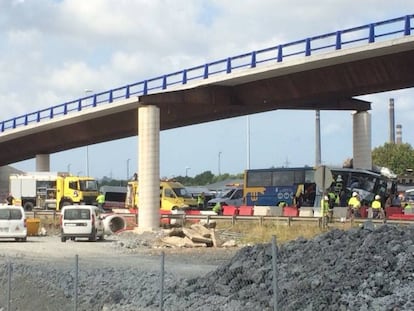 Imagen del autobús de ALSA que se ha empotrado contra el pilar de un viaducto.