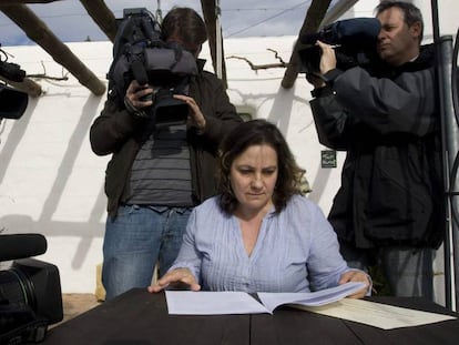 FOTO: Resurrección Galera, la profesora de religión que no fue renovada en 2001 en un colegio público a petición del Obispado de Almería. / VÍDEO: Declaraciones de Amalia Robles, abogada de Galera.
