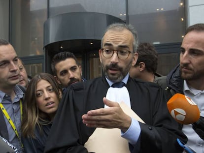 El abogado de Pablo Llarena, Hakim Boularbah, a la salida del tribunal. Delmi Álvarez. Vídeo: EFE