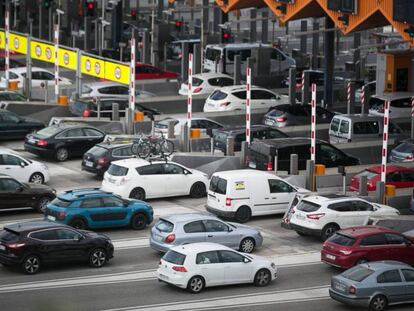 Varios coches hacen cola en el peaje de Martonell de la AP-7.