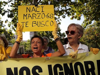 Varias mujeres protestan por el robo de bebés en la puerta de la Audiencia Provincial de Madrid, donde se celebra el juicio al doctor Eduardo Vela.