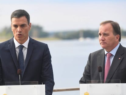 Pedro Sánchez, junto al primer ministro sueco Stefan Lofven, este miércoles Enkoping.