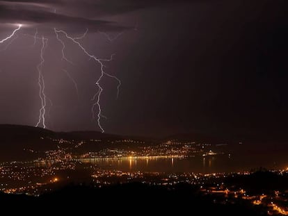 Tormenta eléctrica de anoche vista desde el monte Cepudo en Vigo y la Playa de Domaio.