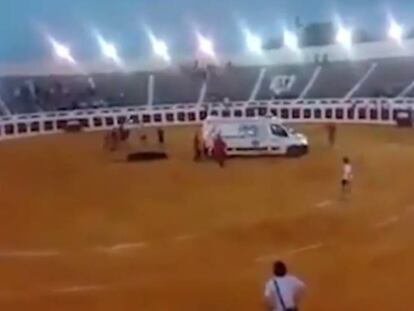 Momento en el que se saca al sexto toro de la tarde tirado por una ambulancia el pasado sábado en la plaza de Valdepeñas, Ciudad Real.