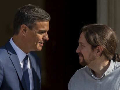 Pedro Sánchez (izquierda) saluda este jueves al líder de Podemos, Pablo Iglesias, en Moncloa. En vídeo, la comparecencia de Iglesias.