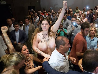 Dos activistas de Femen interrumpen la llegada de Albert Rivera a un acto con simpatizantes en Málaga.