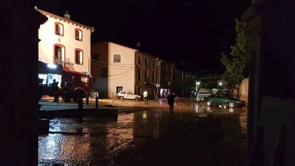 En la foto, calles anegadas ayer en Santa María de Huerta.