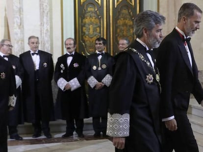 El rey Felipe VI junto al presidente del Tribunal Supremo, Carlos Lesmes, este lunes en la apertura del año judicial. En vídeo, la intervención de Lesmes.