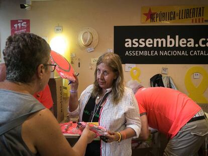 Una mujer vende material para la movilización de la Diada, ayer en Barcelona.
