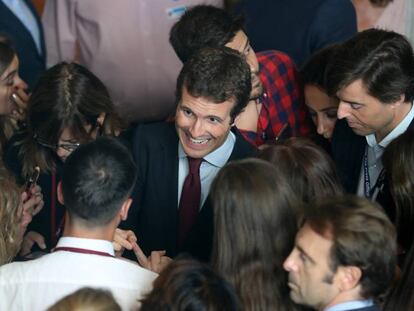 Pablo Casado, este martes, en el Senado, en una charla informal con periodistas.