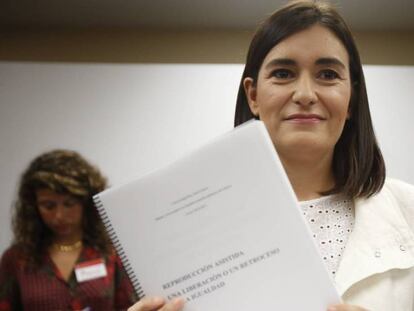 La ministra de Sanidad, Consumo y Bienestar Social, Carmen Montón, muestra su trabajo final en al rueda de prensa de este lunes.