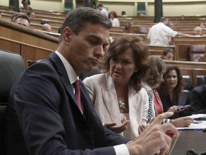 Pedro Sánchez y Carmen Calvo en la sesión de control al Gobierno.