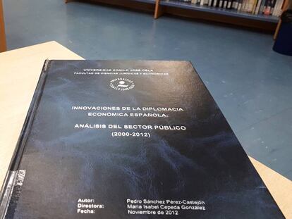 Copia en papel de la tesis doctoral de Pedro Sánchez en la biblioteca de la Universidad Camilo José Cela.