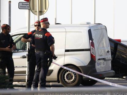 Agentes de los Mossos d' Esquadra junto al Audi A- 3 utilizado por cinco terroristas en el atentado de Cambrils.