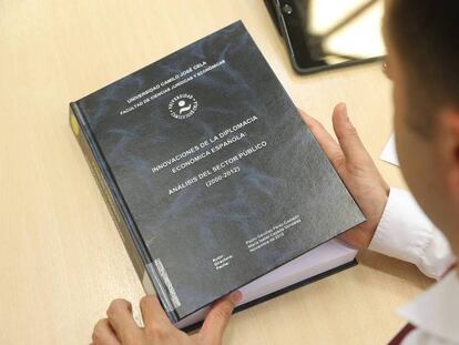 Ejemplar de la tesis doctoral de Pedro Sánchez, que se encuentra en la universidad Camilo José Cela.