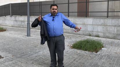 Rafael Gil, exalcalde de Torres Torres, el martes junto a la Audiencia de Valencia.