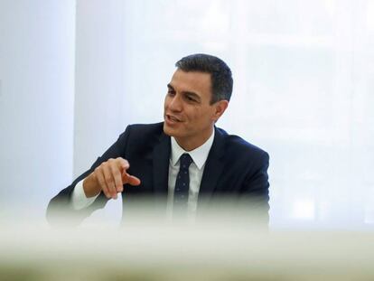 El presidente del Gobierno, Pedro Sánchez, durante el encuentro que mantuvo ayer con el presidente de La Rioja, José Ignacio Ceniceros.