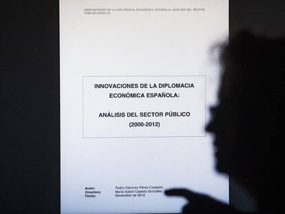 FOTO: Una mujer lee la tesis de Pedro Sánchez en un ordenador. / VÍDEO: Declaraciones de Lluis Val, responsable en España del programa Turnitin.