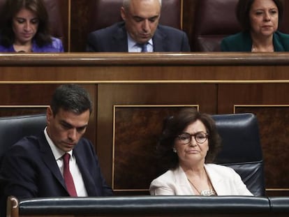 Pedro Sánchez, presidente del Gobierno, y Carmen Calvo, vicepresidenta, en el Congreso. En vídeo: El Gobierno deja atrás su peor semana en el poder.