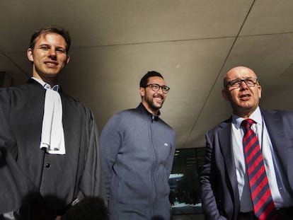 Simon Bekaert, Valtònyc y Gonzalo Boye, a la salida del tribunal de Gante, este lunes.