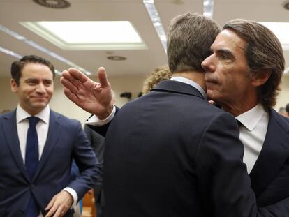 Pablo Casado abraza a José María Aznar antes del inicio de la comisión de investigación de la financiación ilegal del PP. En vídeo, Aznar niega que existiera una caja b en el PP y se desentiende de Gürtel.