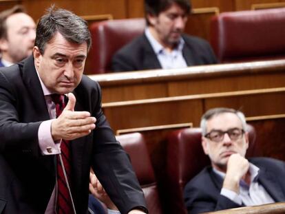 El portavoz del PNV, Aitor Esteban, se dirige al presidente del Gobierno, Pedro Sánchez, durante la sesión de control al Ejecutivo que hoy se celebra el Congreso.