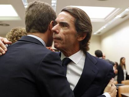 FOTO: Casado abraza a Aznar en la comisión sobre la supuesta financiación ilegal del PP el pasado martes en el Congreso. / VÍDEO: Comparecencia de Aznar en la comisión de investigación del Congreso, el pasado martes.