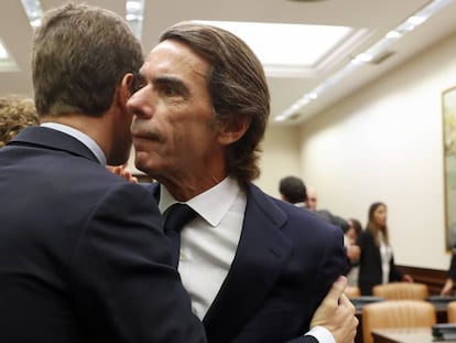 FOTO: Casado abraza a Aznar en la comisión sobre la supuesta financiación ilegal del PP el pasado martes en el Congreso. / VÍDEO: Comparecencia de Aznar en la comisión de investigación del Congreso, el pasado martes.