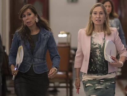 Ana Pastor (d) con Alicia Sánchez Camacho, entrando a la Mesa del Congreso. En vídeo, declaraciones de Pastor.