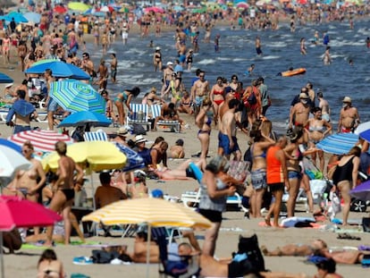 La playa de la Malvarrosa, llena de bañistas el pasado sábado.