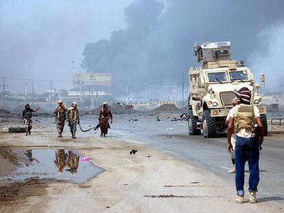 Fuerzas gubernamentales yemeníes patrullan una zona tomada a los huthis en Al Hudeida, el pasado día 12. En vídeo, la ministra de Defensa se refiere al contrato firmado en 2015, durante el mandato del anterior Gobierno.