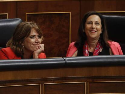 Dolores Delgado, junto a Margarita Robles, este miércoles en el Congreso. En vídeo, el rifirrafe de la ministra de Justicia con Rafael Hernando (PP).