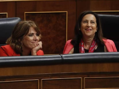 Dolores Delgado, junto a Margarita Robles, este miércoles en el Congreso. En vídeo, el rifirrafe de la ministra de Justicia con Rafael Hernando (PP).