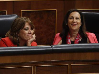 Dolores Delgado, junto a Margarita Robles, este miércoles en el Congreso. En vídeo, el rifirrafe de la ministra de Justicia con Rafael Hernando (PP).