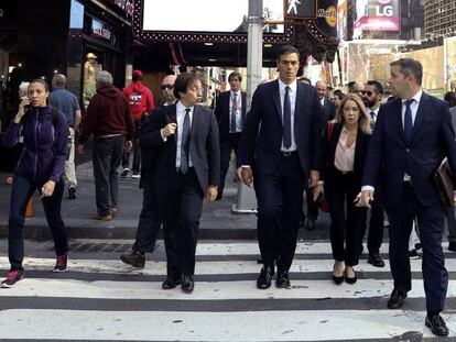El presidente Pedro Sánchez camina por Times Square, en Nueva York, este jueves.