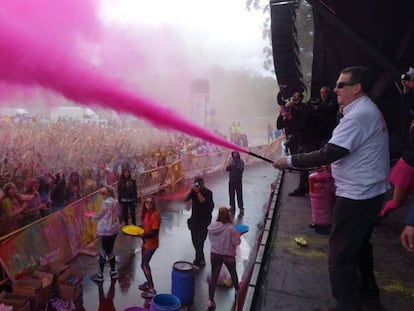 El alcalde de Vigo, con gafas de sol, subido al escenario durante una fiesta en mayo, en una imagen de su Facebook.