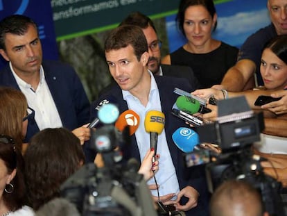 Pablo Casado atiende a los medios.