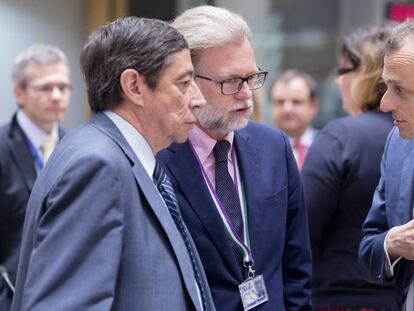 Pedro Duque (a la derecha) conversa con el embajador adjunto ante la UE, Juan de Arístegui (a la izquierda de la imagen), este viernes en Bruselas.