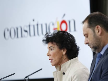 José Luis Ábalos e Isabel Celaá, durante la rueda de prensa posterior al Consejo Ministros.