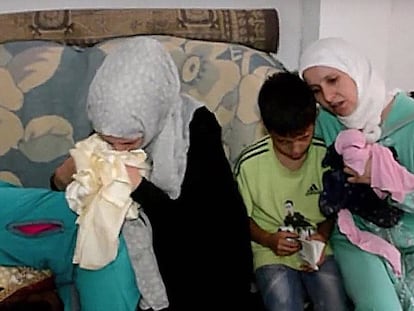 La madre de Hayat (derecha), la joven muerta por disparos de la Marina Real marroquí cuando intentaba llegar a España en una lancha, junto a tres de sus hijos.