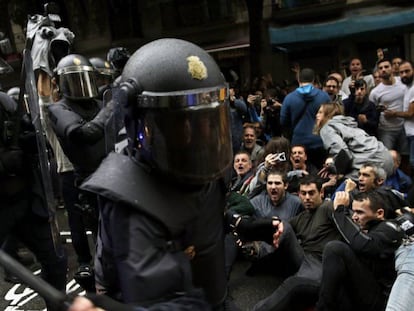 En la imagen, carga policial en una calle de Barcelona el 1 de octubre de 2017. En vídeo, declaraciones de Celaá.
