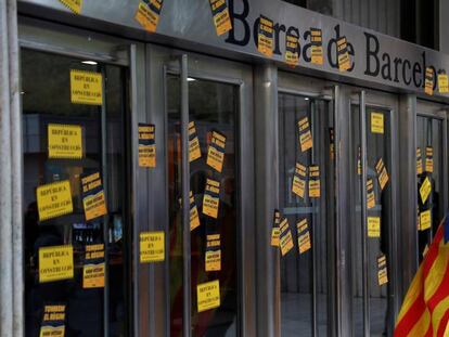 La entrada al edificio de la Borsa de Barcelona, con numerosas pegatinas independentistas en las puertas.