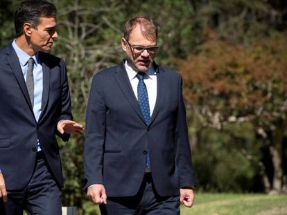 El presidente del gobierno Pedro Sánchez, durante su reunión con el primer ministro de Finlandia, Juha Sipilä, este jueves en el palacio de La Moncloa en Madrid.