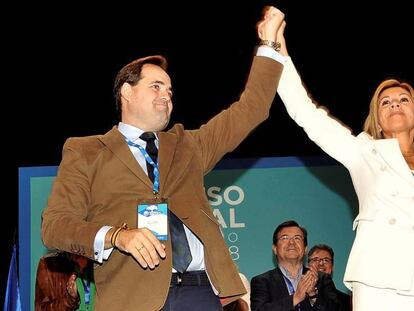 La presidenta saliente del PP de Castilla-La Mancha, María Dolores de Cospedal, junto a su sucesor en el cargo, Francisco Núñez.