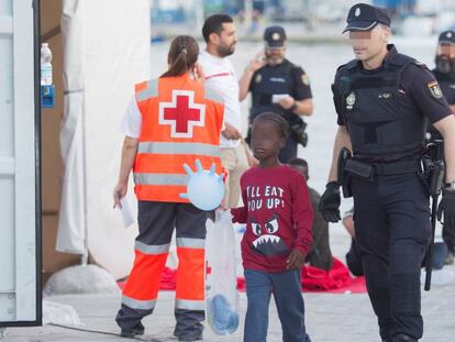 Un menor llegado al puerto de Málaga tras ser rescatado ayer por la tarde de una patera cerca de la Isla de Alborán.